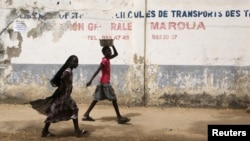 Dua anak perempuan berjalan di jalanan kota Maroua, Kamerun (foto: ilustrasi). 9 juta lebih anak perempuan Kamerun berusia 9 tahun ke atas berisiko mengidap kanker serviks. 