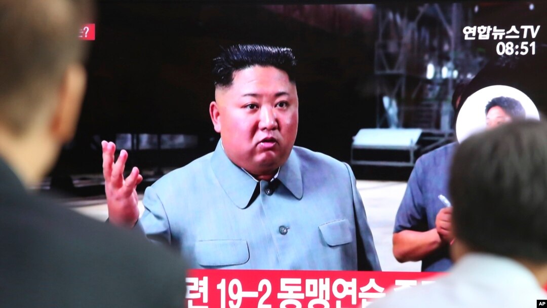 Pemimpin Korea Utara, Kim Jong-un, dalam penayangan berita di layar televisi di stasiun kereta api Seoul, Korea Selatan. (Foto: dok).