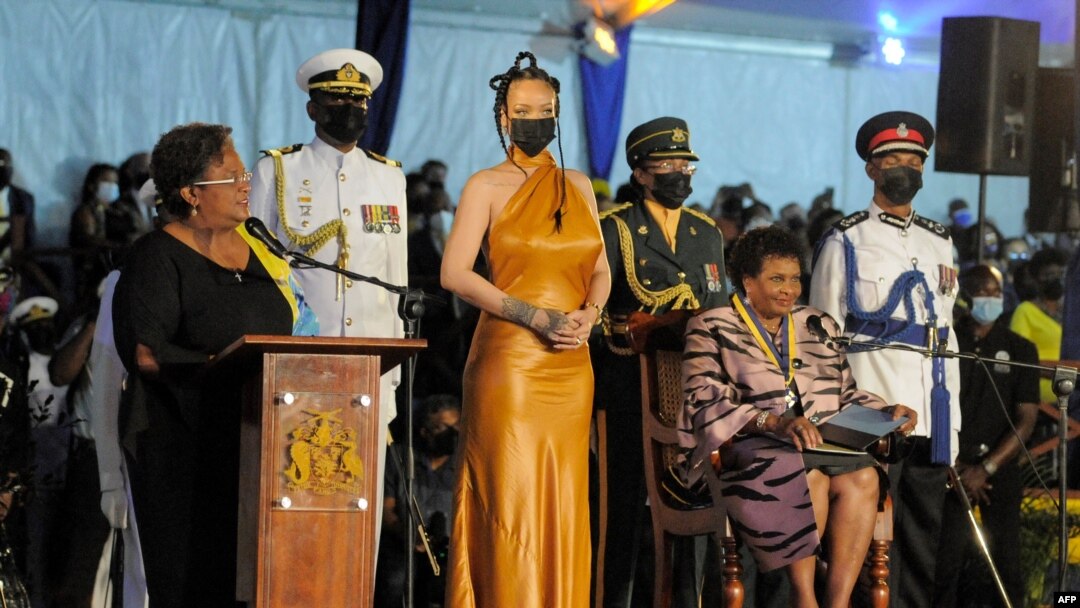 Ministri w'intebe wa Barbados Mia Mottley asaba perezida mushya Sandra Mason (wicaye) gutora umuririmbyikazi Rihanna kuba intwari y'igihugu 11. Hari mu mugango wo kugira ikirwa cya Barbados igihugu cyigenga