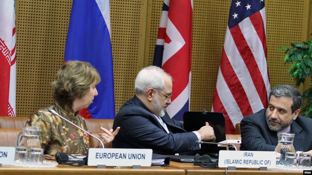 Dari kiri: Kepala kebijakan luar negeri Uni Eropa Chaterine Ashton, Menlu Iran Javad Zarif dan wakil Menlu Iran Abbas Araghzhi saat menghadiri pembicaraan nuklir putaran terakhir di Vienna, 14 Mei 2014 (Foto: dok).