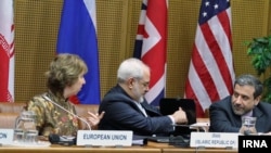 Dari kiri: Kepala kebijakan luar negeri Uni Eropa Chaterine Ashton, Menlu Iran Javad Zarif dan wakil Menlu Iran Abbas Araghzhi saat menghadiri pembicaraan nuklir putaran terakhir di Vienna, 14 Mei 2014 (Foto: dok).