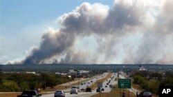 Serangkaian kebakaran hutan besar mendekati Bastrop, Texas di Highway 71, sebagai ilustrasi. (Foto: AP/Erich Schlegel)