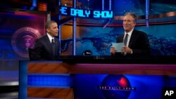 Presiden Barack Obama berbincang dengan Jon Stewart saat rekaman penampilannya di acara "The Daily Show" dengan Jon Stewart, di New York, 18 Oktober 2012. (Foto: AP)
