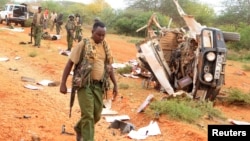 Un policier en pleine enquête après l’attaque d’une des leurs véhicules à Garissa, Kenya, 24 mai 2017.