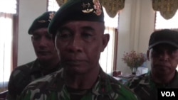 Panglima Divisi 2 Kostrad, Mayjen TNI Bambang Haryanto memberikan penjelasan di Poso, Selasa 7/4 (foto: VOA/Yoanes).