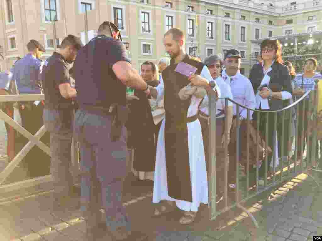 Policía local hace las requisas pertinentes a la entrada de la plaza San Pedro del Vaticano. [Foto: Celia Mendoza, VOA].