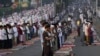 Gran cantidad de musulmanes efectúan las oraciones de la celebración del Eid al-Adha el lunes 17 de junio de 2024, en una calle de Yakarta, Indonesia. 