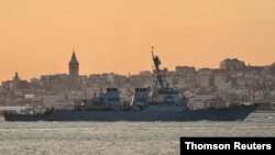 미 해군 구축함 포터함(USS Porter)이 터키의 이스탄불 해협에서 흑해로 진입하고 있다. 