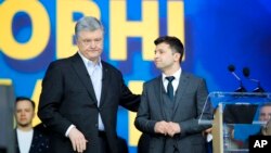 Ukrainian President Petro Poroshenko, left, and Ukrainian presidential candidate and popular comedian Volodymyr Zelenskiy attend debates at the Olympic stadium in Kyiv, Ukraine, April 19, 2019. 