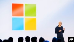 El director ejecutivo de Microsoft, Satya Nadella, habla durante un evento en la sede de Microsoft, el 20 de mayo de 2024, en Redmond, Washington, EEUU.