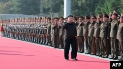 ARHIVA - Lider Severne Koreje Kim Džong Un sa Drugim korpusom Korejske narodne armije, 17 oktobra 2024. (Foto: AFP/KCNA via KNS)