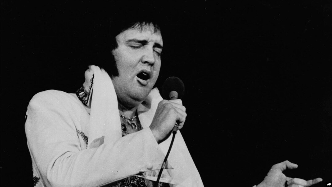 Penyanyi Elvis Presley ketika tampil Providence, Rhode Island, pada 23 Mei 1977. (Foto: AP)
