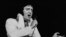 Penyanyi Elvis Presley ketika tampil Providence, Rhode Island, pada 23 Mei 1977. (Foto: AP)