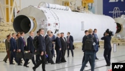 俄罗斯总统普京2023年9月14日带到访的朝鲜领导人金正恩参观航天设施。