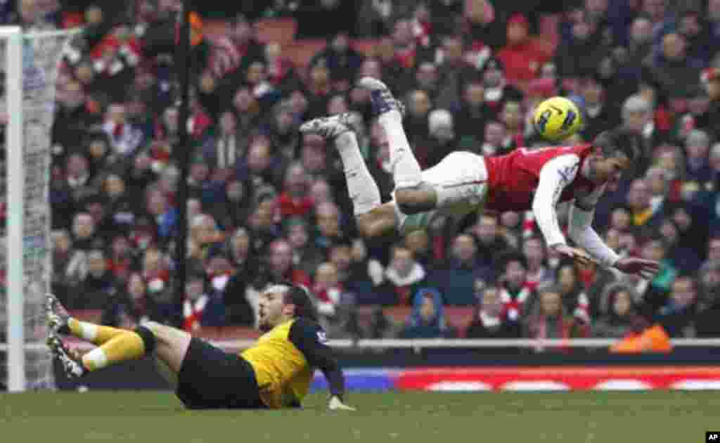 Blackburn Rovers' Gael Givet (L) tackles Arsenal's Robin Van Persie during their English Premier League soccer match at the Emirates Stadium in London February 4, 2012.