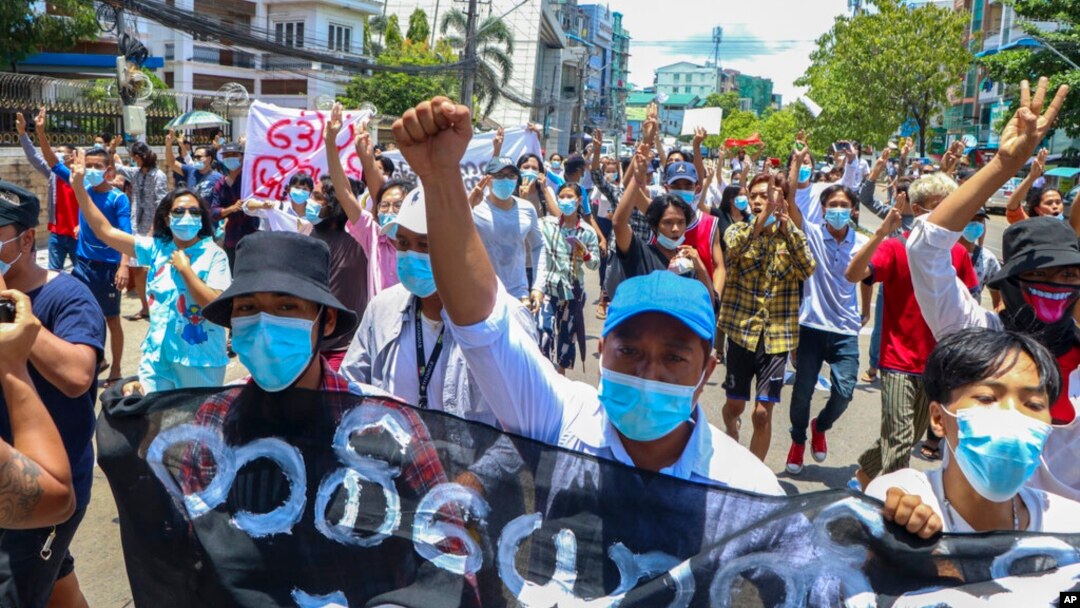 Rakyat melakukan demontrasi anti junta militer dalam protes di Yangon, Myanmar tahun lalu (foto: dok). 