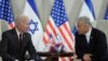 Presiden AS Joe Biden (kiri) dan Perdana Menteri Israel Yair Lapid menggelar pertemuan bilateral di Yerusalem, pada 14 Juli 2022. (Foto: Reuters/Evelyn Hockstein)