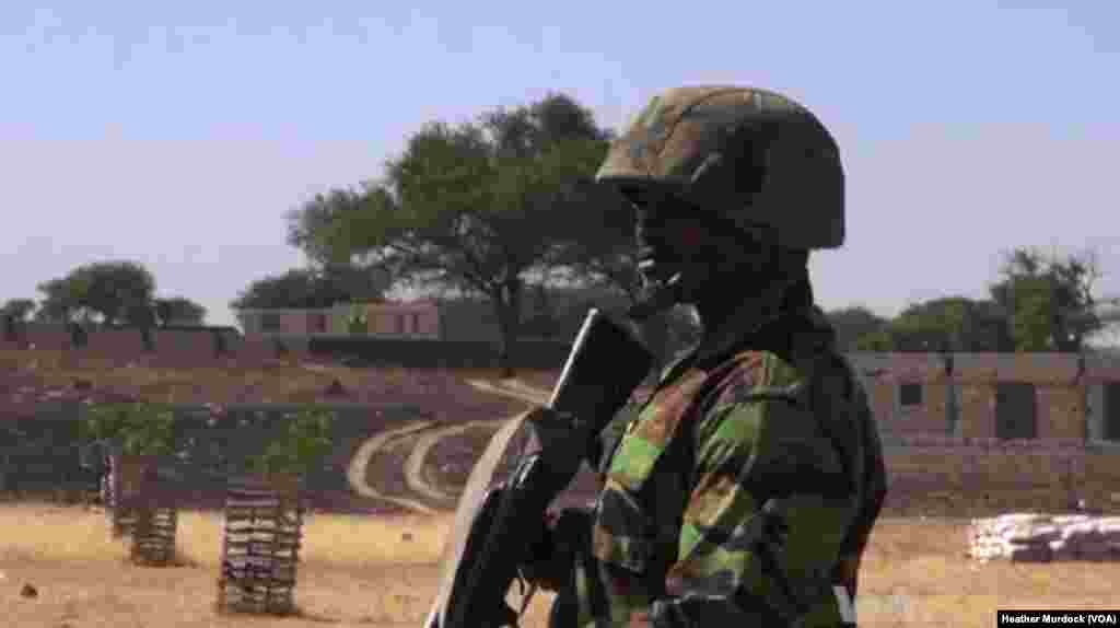 Sojojin tsaro a Maiduguri, Nigeria, Disamba 2013. (Heather Murdock for VOA)