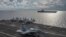 Một chiếc F/A-18E Super Hornet đáp xuống mẫu hạm USS Ronald Reagan (CVN 76), trong khi USS Nimitz (CVN 68) vận hành song song tại Biển Đông. Hình minh họa, 6 tháng Bảy, 2020. (Mass Communication Specialist 2nd Class Samantha Jetzer/U.S. Navy via AP)