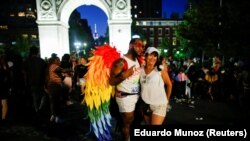 Para peserta pawai hak-hak LGBTQ, Queer Liberation March, di Kota New YOrk, New York, Minggu, 27 Juni 2021. (Foto: Eduardo Munoz/Reuters)