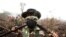 Tentara Indonesia menggunakan kacamata renang untuk melindungi matanya dari asap saat membantu memadamkan kebakaran hutan di desa Parit Indah, Kampar, Riau (8/9). (Reuters/YT Haryono)