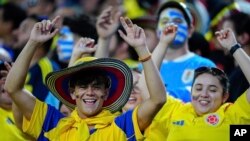 Los fanáticos de Colombia celebran después de que Jefferson Lerma anotara el primer gol contra Uruguay durante un partido de fútbol semifinal de la Copa América en Charlotte, Carolina del Norte, el miércoles 10 de julio de 2024.