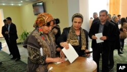 FILE - An Uzbek woman casts her ballot at a polling station in Tashkent, Uzbekistan, March 29, 2015. No Uzbek election has ever been rated as “democratic.”