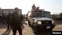 تصویری از چند شبه‌نظامی شیعه وابسته به جمهوری اسلامی ایران پس از حمله آمریکا به مقر «حرکت النجبا» در شرق بغداد.