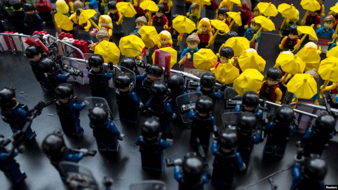 Karakter-karakter mainan Lego memperlihatkan para demonstran pro-demokrasi di Hong Kong berhadapan dengan polisi anti-huru-hara.