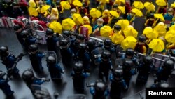 Karakter-karakter mainan Lego memperlihatkan para demonstran pro-demokrasi di Hong Kong berhadapan dengan polisi anti-huru-hara.