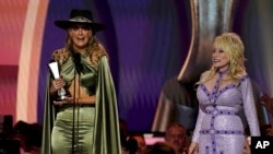 11 Mayıs 2023 - 2023 Country Müzik Ödülleri'nde Yılın Kadın Şarkıcısı ödülünü alan Lainey Wilson (solda) ve Dolly Parton