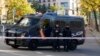 Policija je blokirala pristup Ambasadi SAD u Madridu, 1. decembar 2022. (AP/Paul White)
