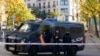 Policija je blokirala pristup Ambasadi SAD u Madridu, 1. decembar 2022. (AP/Paul White)