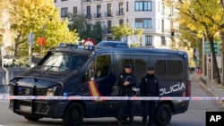 Policija je blokirala pristup Ambasadi SAD u Madridu, 1. decembar 2022. (AP/Paul White)