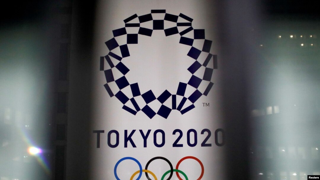 El logotipo de los Juegos Olímpicos de Tokio 2020 visto en un edificio oficial en la capital de Japón, el 22 de enero de 2021.