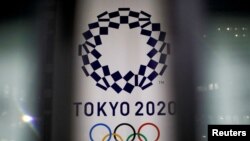 El logotipo de los Juegos Olímpicos de Tokio 2020 visto en un edificio oficial en la capital de Japón, el 22 de enero de 2021.