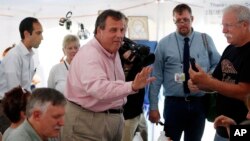 Gubernur New Jersey Chris Christie, salah satu dari 17 bakal calon presiden dari Partai Republik, berkampanye di festival Yunani di Manchester, N.H., 29 Agustus 2015.