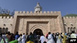 Les pèlerins entrent dans la Grande Mosquée de Touba le jour du Grand Magal des Mourites, le plus grand pèlerinage annuel au Sénégal, le 28 octobre 2018.