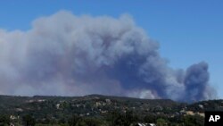 Humo del incendio en el valle Jerusalem, cerca de Middletown, California, el miércoles, 12 de agosto de 2015.