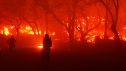 ILUSTRASI -Dua orang mengendarai sepeda motor saat Kebakaran Palisades menghancurkan sebuah area di kawasan Pacific Palisades, Los Angeles, pada 7 Januari 2025. (Etienne Laurent/AP)