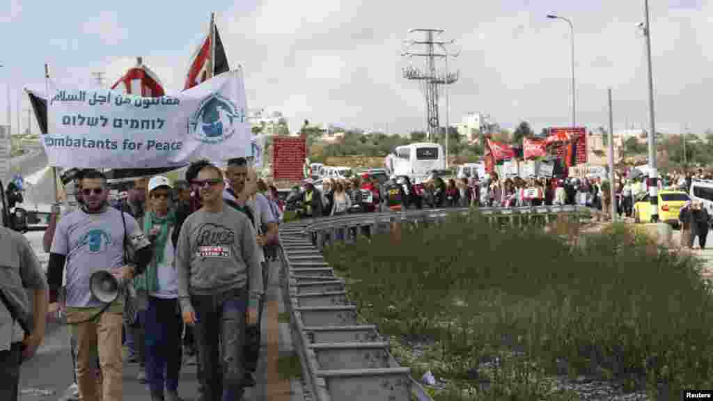 Para aktivis Palestina dan Israel di Bethlehem&nbsp;ambil bagian dalam demonstrasi yang menyerukan masa depan yang lebih baik bagi rakyat di kedua negara dan menjelang Hari Perempuan Internasional (4/3). (Reuters/Mussa Qawasma)