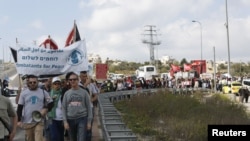 巴勒斯坦和以色列人在国际妇女节前在约旦河西岸城市伯利恒联手示威，呼吁为两个民族带来更好的未来。（2016年3月4日）