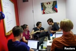 Cualquiera que haya sido afectado directamente por COVID-19 probablemente tendrá más desgana y más reticencia a regresar a la oficina, dice la sicóloga organizacional Cathleen Swody.