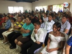 Personas participan en un culto religioso. [Foto: Daliana Ocaña/VOA]