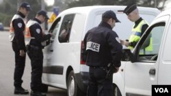 La policía francesa detuvo a 19 sospechosos extremistas islámicos.