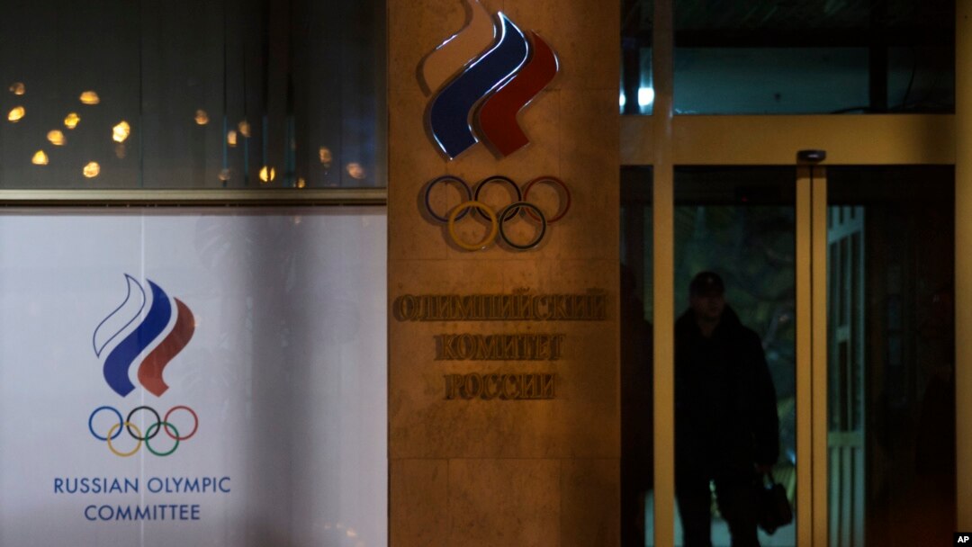 Seorang petugas keamanan berjaga di gedung Komite Olimpiade Rusia di Moskow, Rusia, 9 November 2015 (Foto: dok).