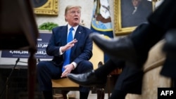 El presidente de Estados Unidos, Donald Trump, habla con periodistas mientras se reúne con el gobernador de Iowa, Kim Reynolds, en la Oficina Oval de la Casa Blanca, el miércoles 6 de mayo de 2020. .