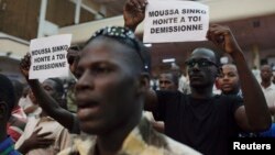 Supporters of presidential candidate Soumaila Cisse sing their political party anthem at a meeting in Bamako, July 31, 2013.