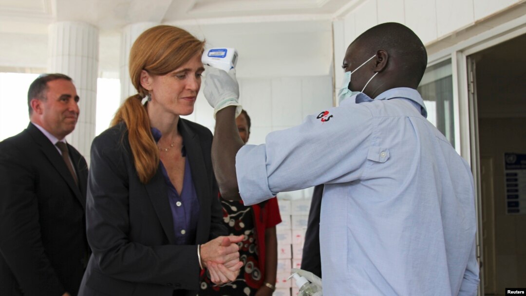 Dubes AS untuk PBB, Samantha Power, membersihkan tangannya dan diambil suhu tubuhnya di markas PBB untuk misi respon Ebola di Conakry, Guinea (26/10).