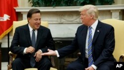 El presidente Donald Trump reafirmó los vínculos con el gobierno de Panamá y la amistad con el presidente panameño Juan Carlos Varela, a quien recibió en la Casa Blanca. Junio 19, 2017.